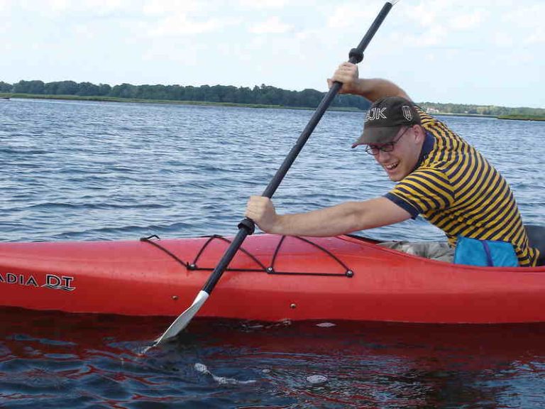 how to paddle a kayak
